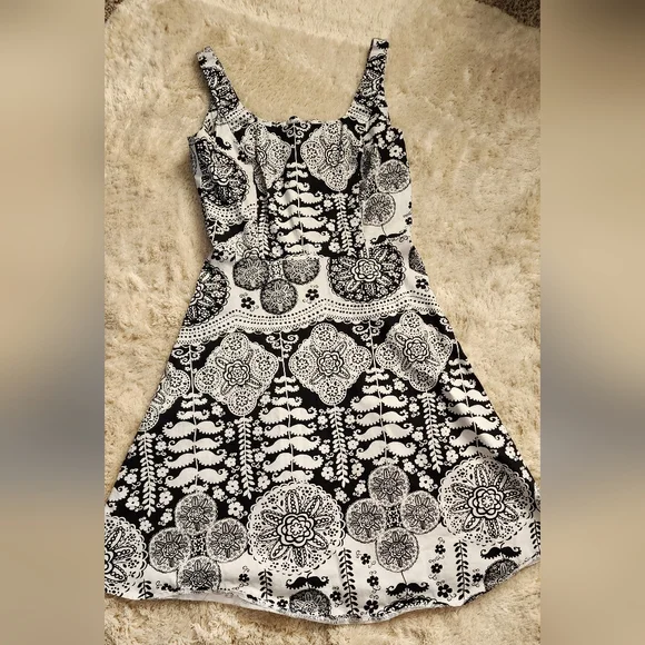 Black and white dress - Picture 1 of 6